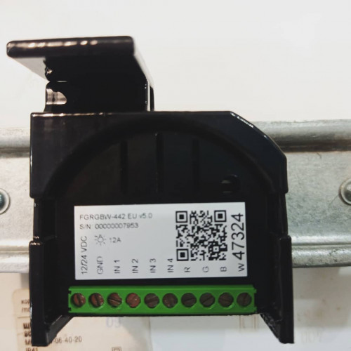 Крепление модуля Fibaro на DIN-рейку лицевое Крепление модуля Fibaro на DIN-рейку лицевое